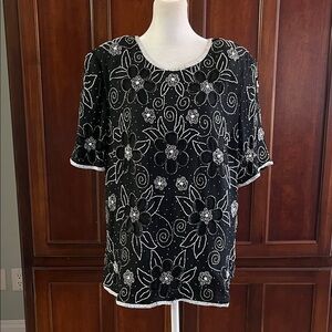 Stenay Plus Floral Beaded Vintage Silk Top w/Peep Hole Back. Black/White Floral.